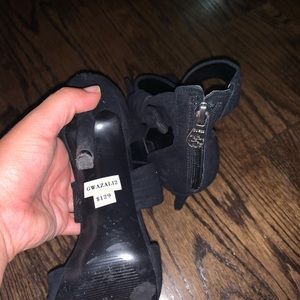 Strappy black guess heels with bow.